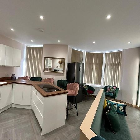 Strawberry Fields Suite By Sasco Apartments แบล็คพูล ภายนอก รูปภาพ