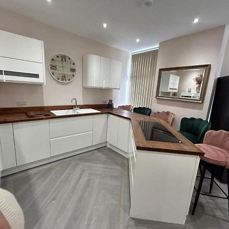 Strawberry Fields Suite By Sasco Apartments แบล็คพูล ภายนอก รูปภาพ