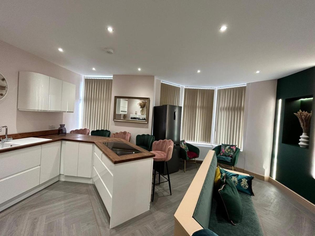 Strawberry Fields Suite By Sasco Apartments แบล็คพูล ภายนอก รูปภาพ