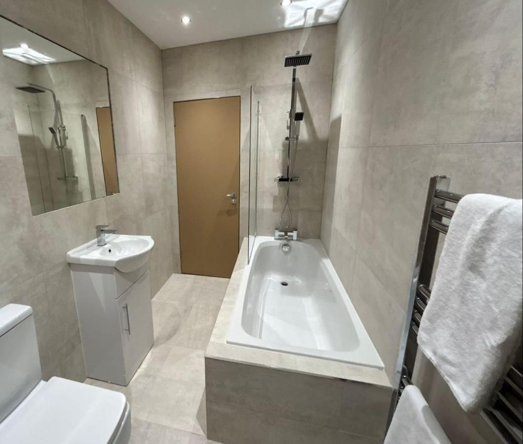 Strawberry Fields Suite By Sasco Apartments แบล็คพูล ภายนอก รูปภาพ