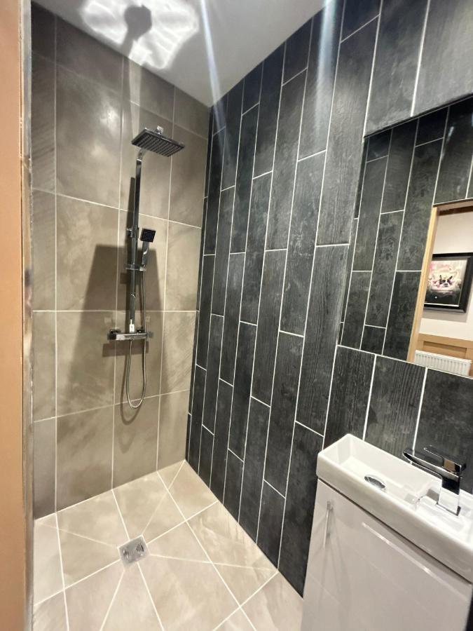 Strawberry Fields Suite By Sasco Apartments แบล็คพูล ภายนอก รูปภาพ