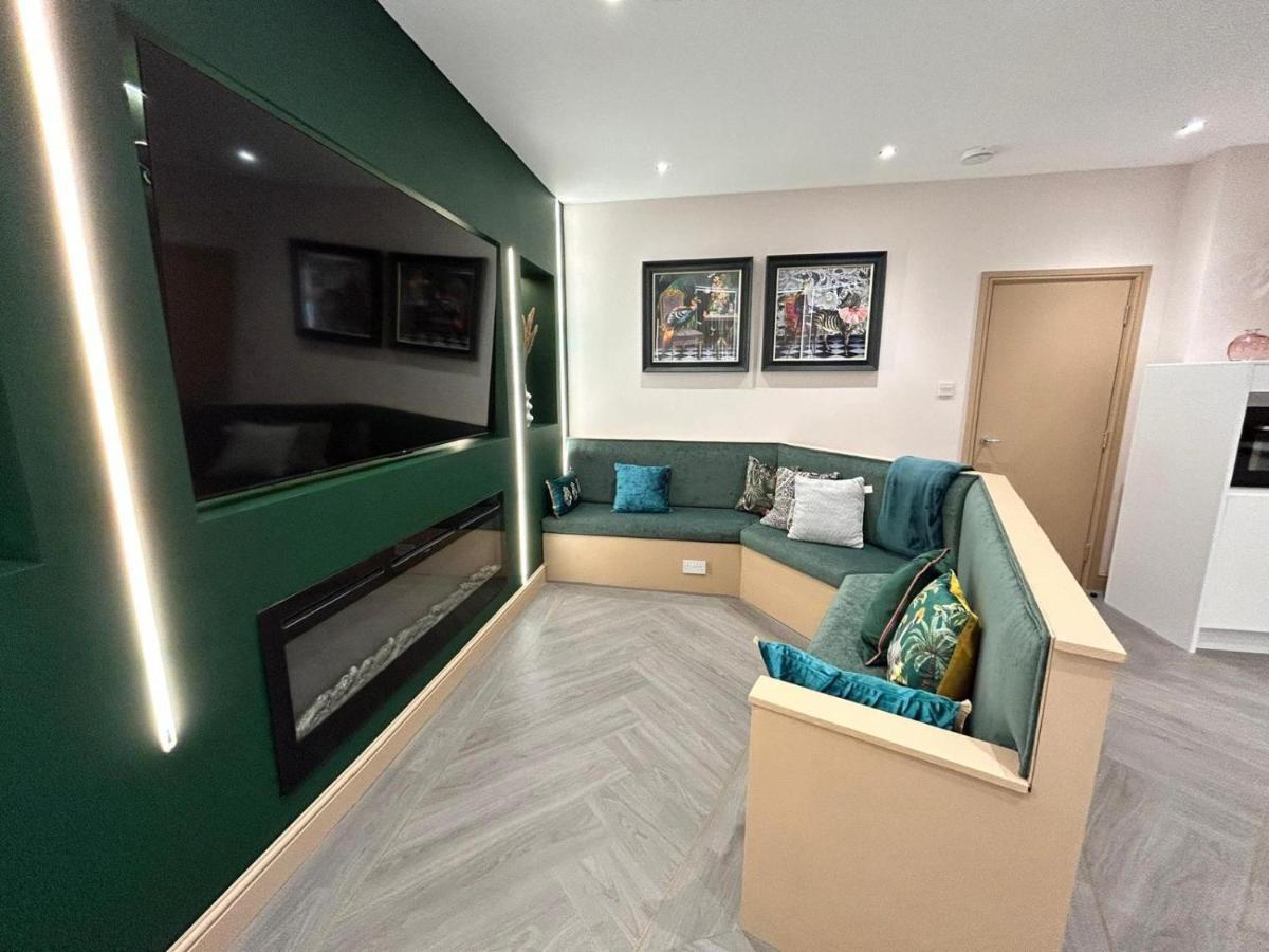 Strawberry Fields Suite By Sasco Apartments แบล็คพูล ภายนอก รูปภาพ