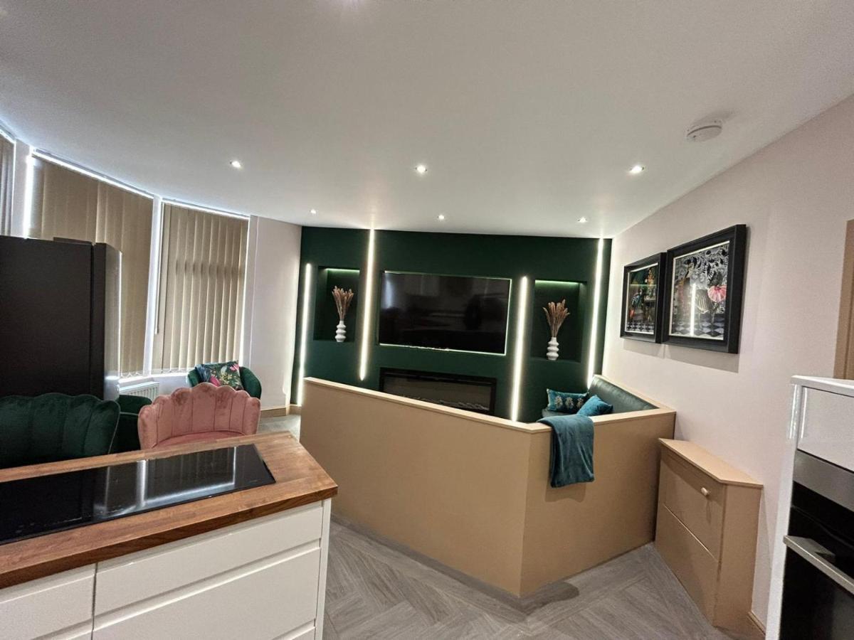 Strawberry Fields Suite By Sasco Apartments แบล็คพูล ภายนอก รูปภาพ