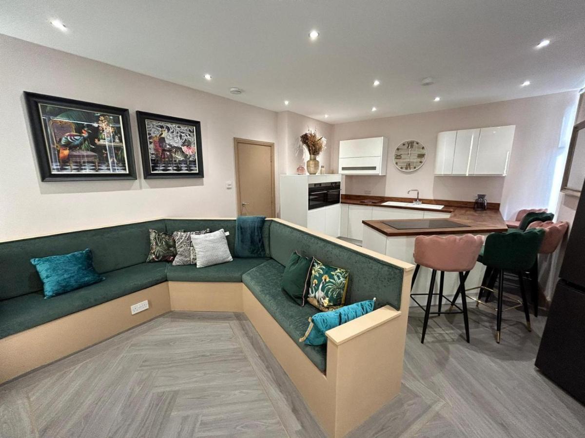 Strawberry Fields Suite By Sasco Apartments แบล็คพูล ภายนอก รูปภาพ
