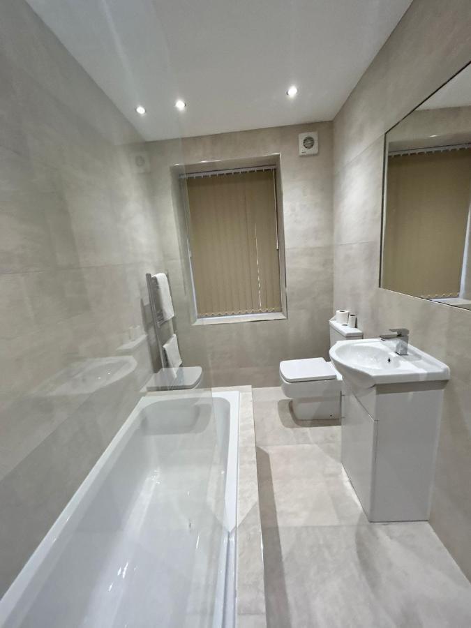 Strawberry Fields Suite By Sasco Apartments แบล็คพูล ภายนอก รูปภาพ