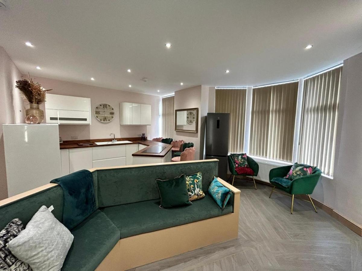 Strawberry Fields Suite By Sasco Apartments แบล็คพูล ภายนอก รูปภาพ