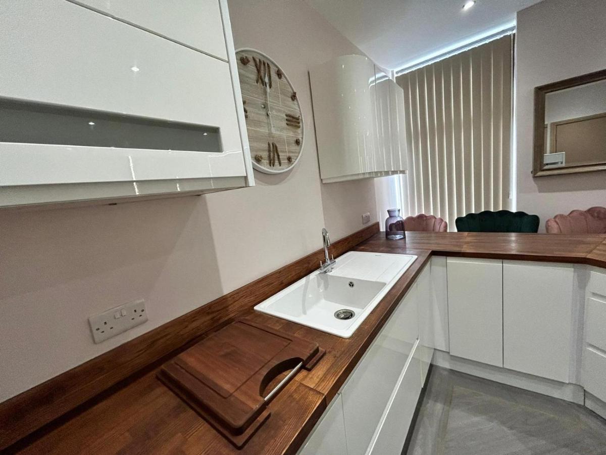 Strawberry Fields Suite By Sasco Apartments แบล็คพูล ภายนอก รูปภาพ