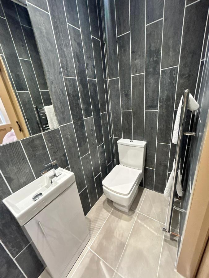Strawberry Fields Suite By Sasco Apartments แบล็คพูล ภายนอก รูปภาพ